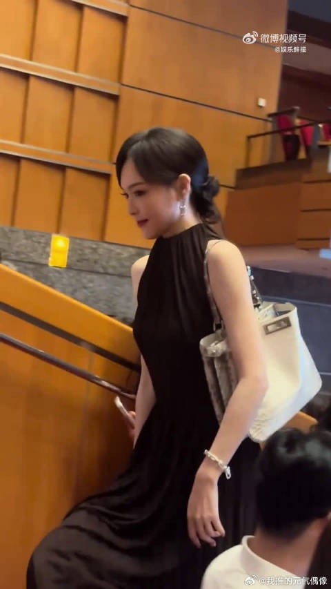 唐嫣亮相女儿幼儿园活动亲切互动显亲和