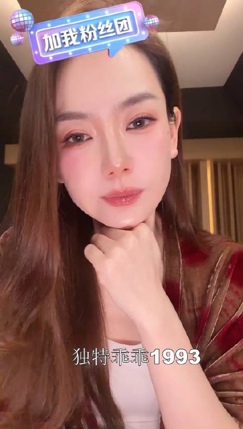 铉哥在一旁陪伴戚哥直播
