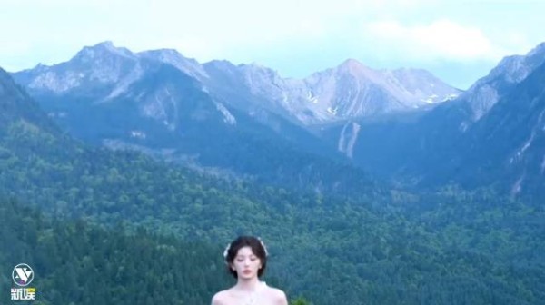 孔雪儿穿白色斜肩叶片裙亮相VOGUE红毯