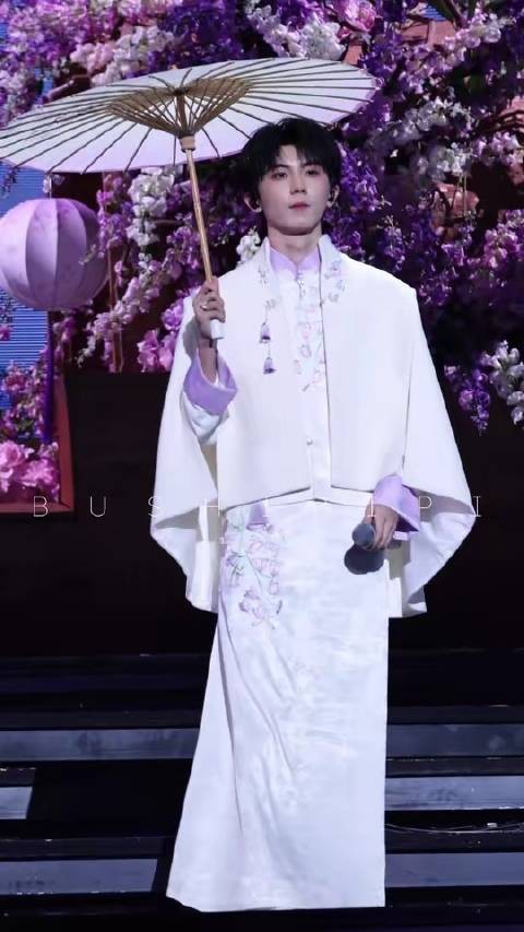 爱，是笃定的唯一，恰如每个晴朗的好天气，时代少年团六周年<a target=