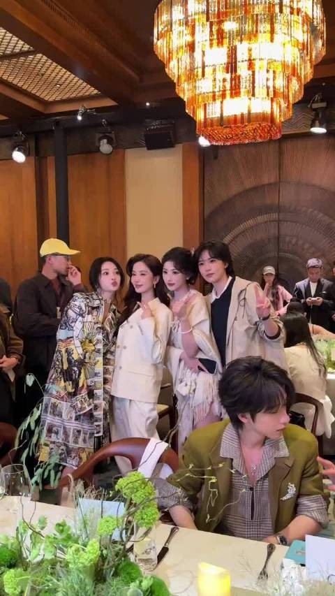 周洁琼、刘诗诗、孔雪儿、陆柯燃晚宴同框合照，诗诗姐嘟嘟嘴好美萌啊