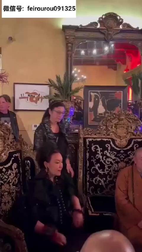 释永信方丈前几年在美国参加好莱坞时尚女王Su Wang在家里举行的时尚宴会!