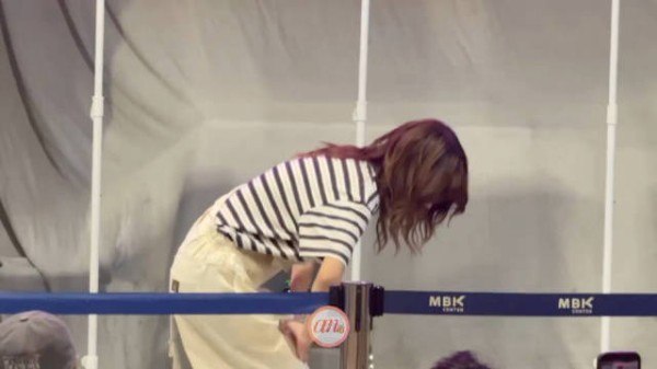 在舞蹈苗苗班练了半天回家表演给妈妈看的乖女儿