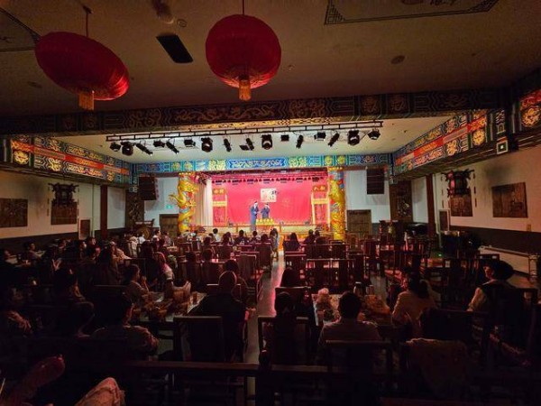 天津相声这回火了,被央视点名后,外地人专程来听包袱!