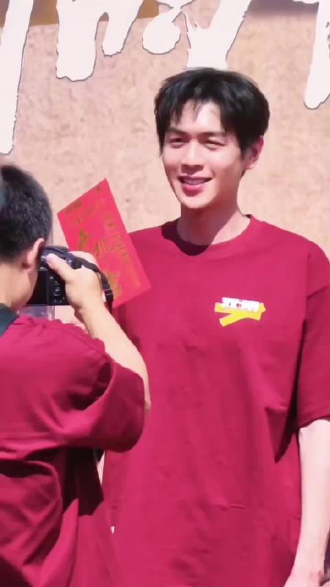 张若昀钟楚曦新片开机，演绎快递员时间循环故事