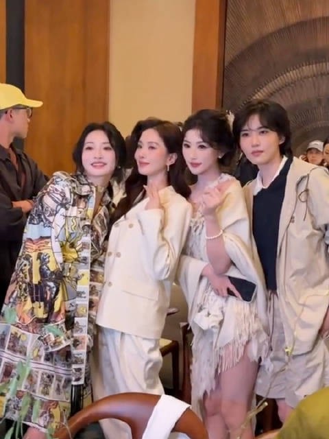 VOGUE晚宴刘诗诗成合影焦点，郭晓婷赵今麦等众星争相合照