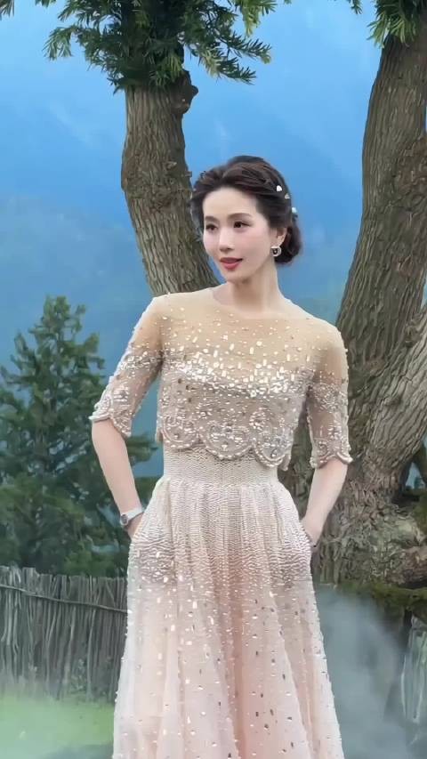 刘诗诗诠释东方古典美，温婉清冷气质出众