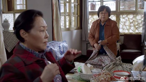 朵朵临近生产，婆婆准备宝宝的衣物，婆媳关系就是好