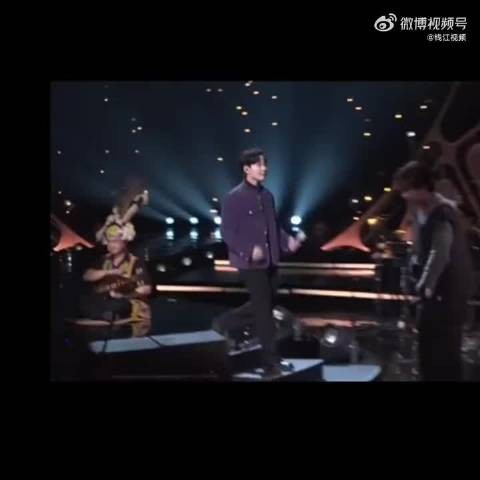 尤长靖歌手pk结石姐，唱完后下台和结石姐拥抱，这追星运我实在是羡慕了！