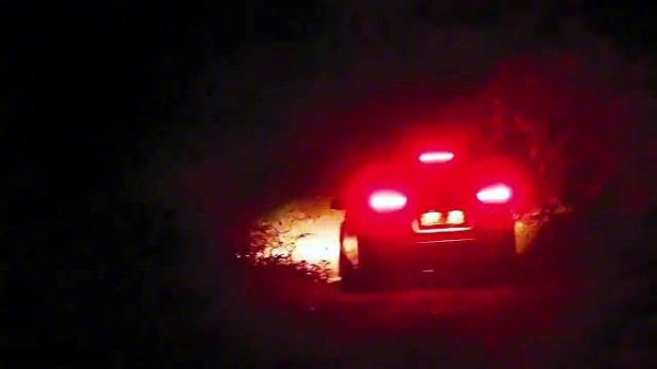 情侣逃生遇鬼魂警察，半路车辆被水围困