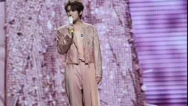 张远演唱会献唱《一页诗》，大屏幕情书显浪漫