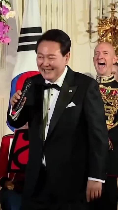 尹锡悦为拜登献唱，如今物是人非！