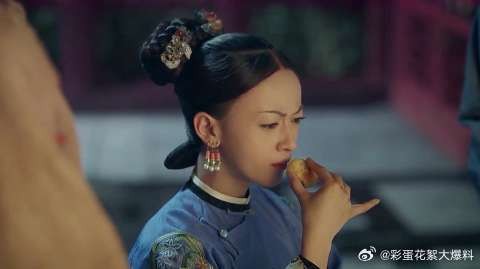 皇上故意晾着璎珞，璎珞反而悠闲地吃起东西