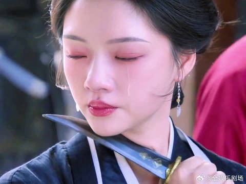 台上两人笑意盈盈，台下观众也跟着满心欢喜