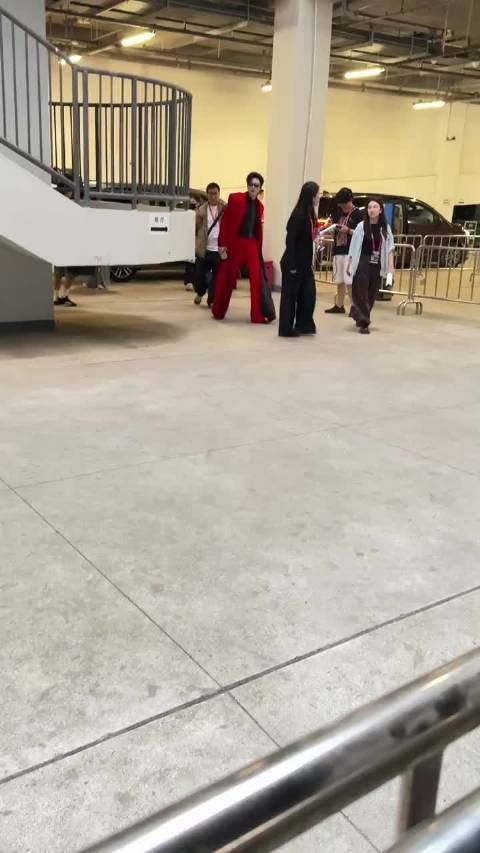 刘宇宁这衣服矮一点都穿不了 大长腿好看