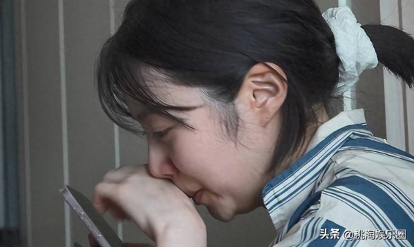 成名后还在端盘子!韩女星打工9年还清26万债务,通话时当场崩溃