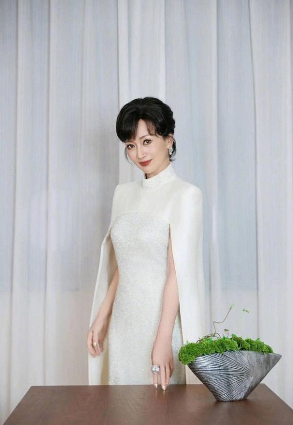 赵雅芝穿白色斗蓬裙优雅迷人。