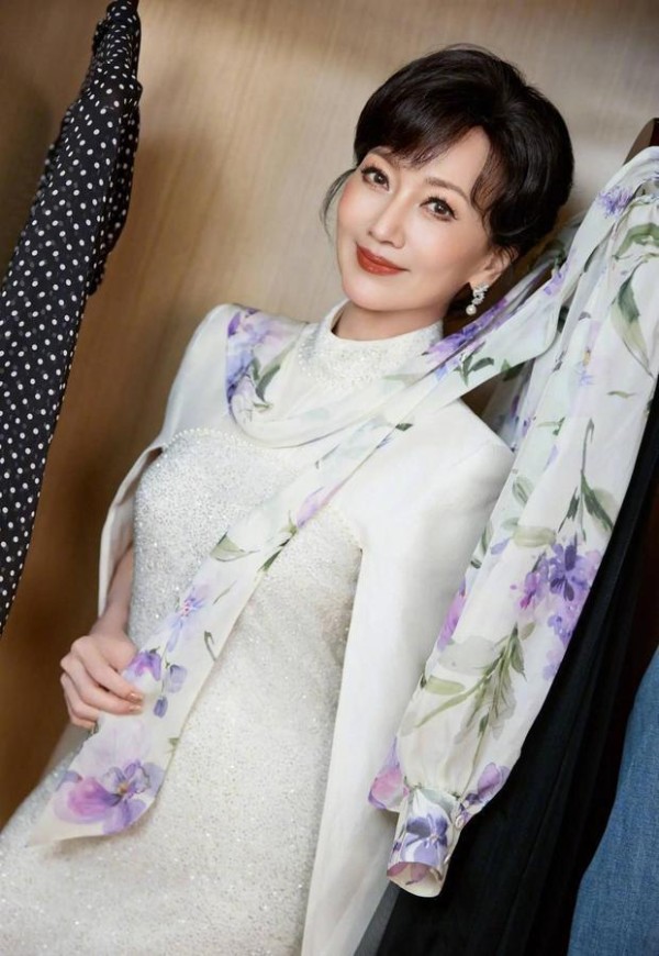 赵雅芝妆容精致，红唇吸睛。