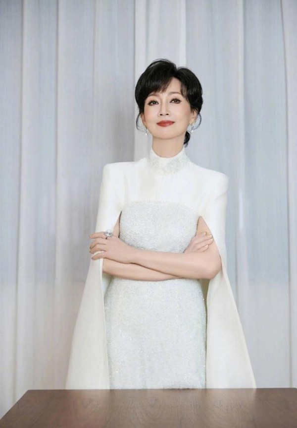 赵雅芝双手抱胸，气场全开。
