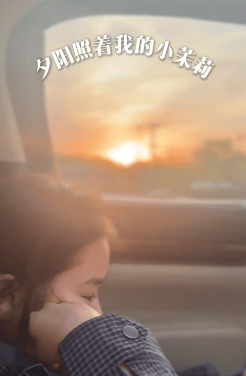 高云翔与小酒窝游乐园庆六一 父女俩互动自然温馨