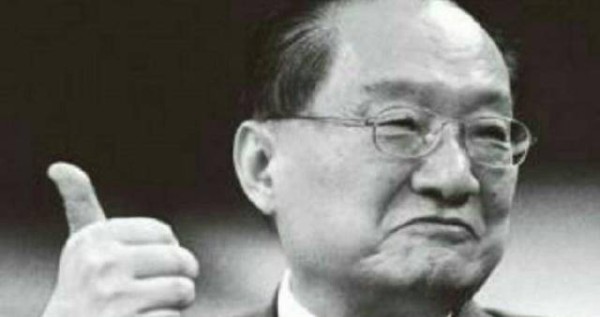 金庸为什么如此痛恨雍正皇帝？只因一场文字狱，查家惨遭灭门之灾