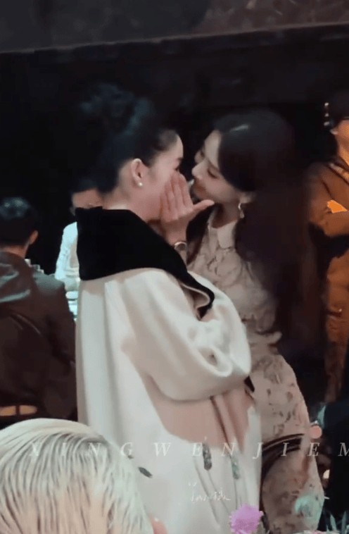 刘诗诗捧着郭晓婷的脸，秒变温柔魅魔，好有爱！