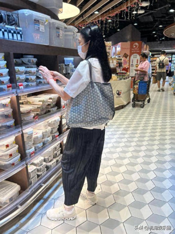 刘德华爱妻罕见露面,60岁无滤镜状态曝光,乌黑长发成全场焦点