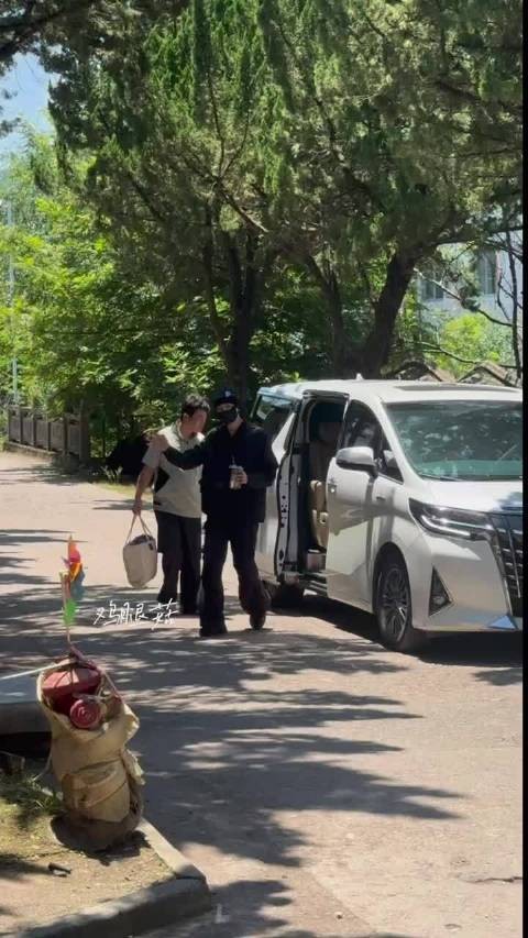 丁禹兮六一上班为粉丝演唱《不怕》