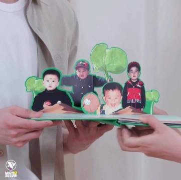 张凌赫直播展示童年照,复刻叉腰pose萌翻网友