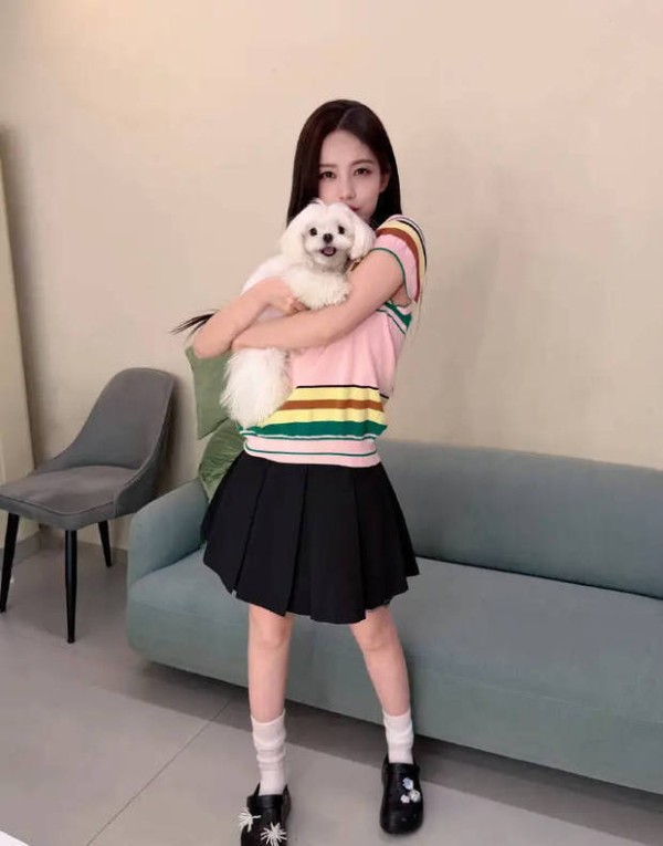 李一桐身着彩色T恤配黑色短裙 怀抱小狗甜美灵动