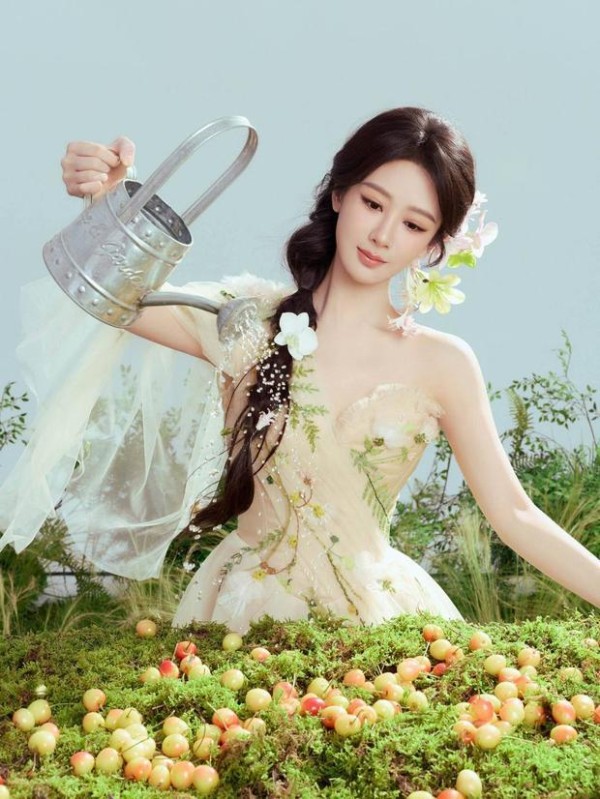 杨紫秒变花园浇水小能手。