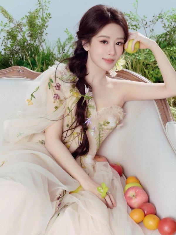 杨紫松弛感拉满。