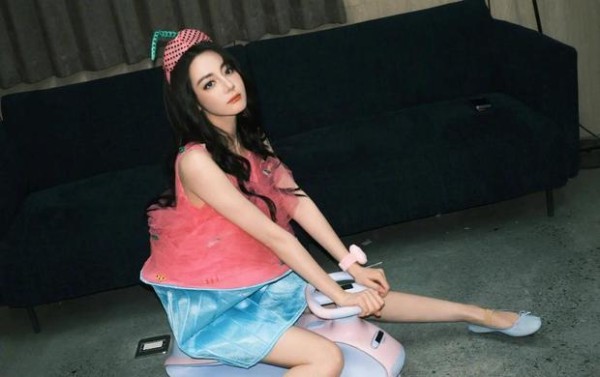 迪丽热巴的小蛋糕装扮十分可爱。