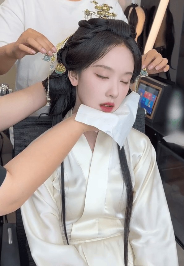 陈都灵化妆睡觉引热议 化妆师：是我应允，未造成困扰。