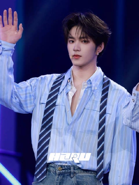 小刘今天也好帅～啊啊啊啊这个衬衫扣子有点太懂事了我说
