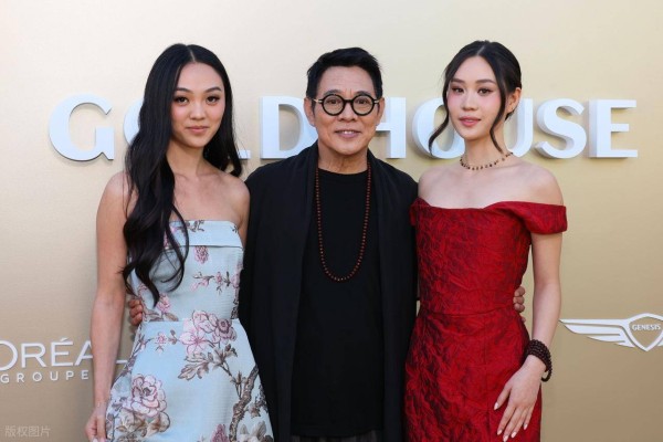 63岁李连杰拜见仁波切,夫妻俩坐边上屈身合影,女儿只能跪坐地上