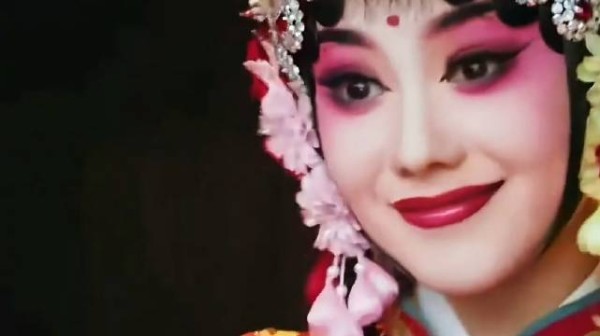 忆秦娥再次回到戏台上，双眼充满了光！
