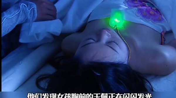 网友二创视频封面现神秘绿光,戏称解锁隔空充电