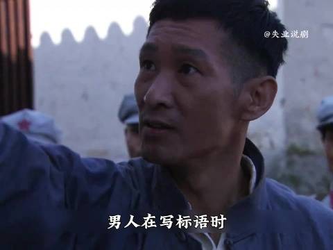男人在写标语时故意将脚步挪动到凳子边缘,接着便假装摔倒