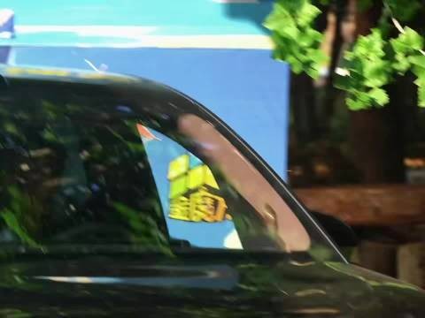 汪顺试驾新车，车窗框住优越侧脸，随便一拍氛围感满满，妥妥偶像剧男主既视感