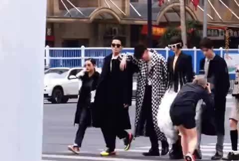 我笑得肚肚痛啊 村口的大娘都比墩子潮 一群人里面就她在农村频道