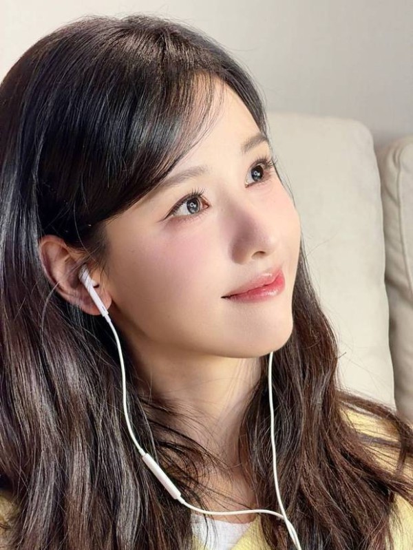 陈都灵侧颜抬眸凝望。