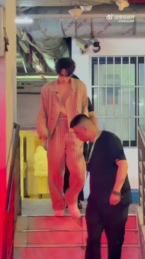 严浩翔亮相说唱巅峰对决,条纹造型尽显熟男魅力
