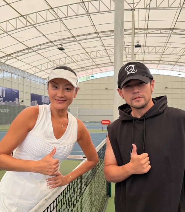 瞿颖与周杰伦打网球并晒合照：杰伦发球妥妥地稳