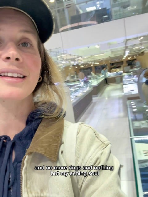 Lana Del Rey 逛手表店，应店员请求哼唱个人名曲「Young and Beautiful」
