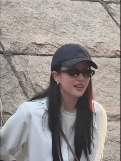 刘亦菲北电同学聚会照曝光，状态年轻引热议