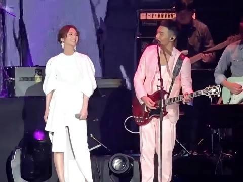 李荣浩的眼睛真的长到杨丞琳身上了，这个视频每次看都会被甜到啊！