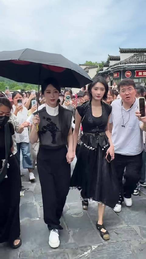 杨紫重返家业取景地吃美食