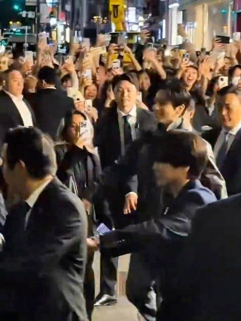 田柾国日本CK活动跳车致意粉丝