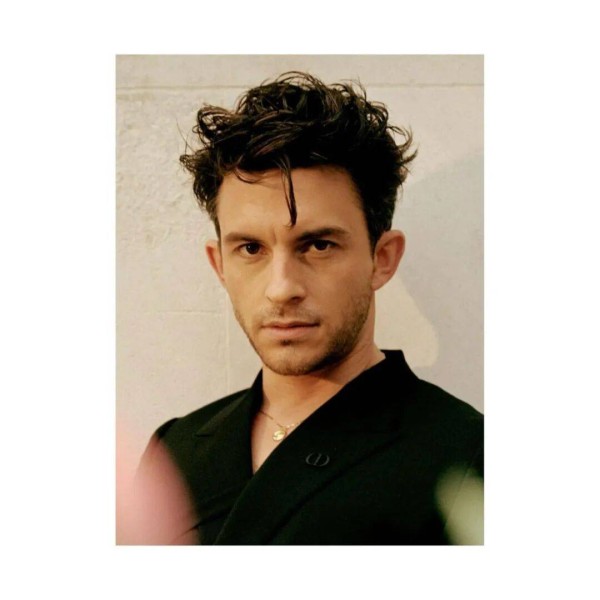 Jonathan Bailey 被警告，跟男友牵手会影响前途！